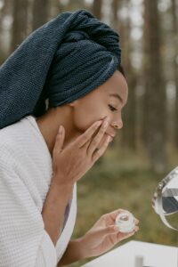 Femme devant miroir